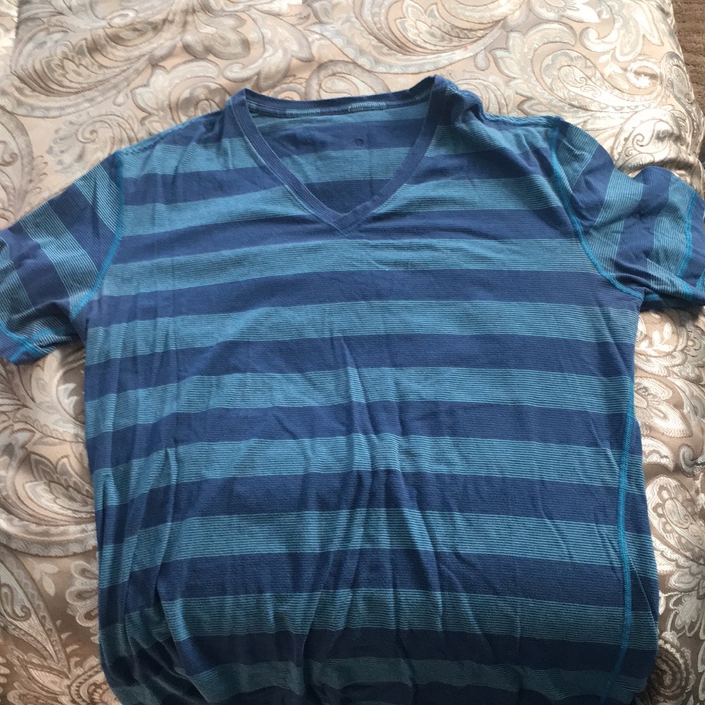 Lululemon men’s 5-year basic tee. V neck. XL